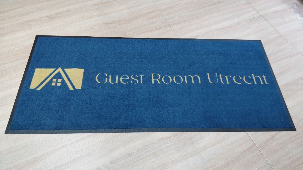 Синій килимок з логотипом Guest Room Utrecht