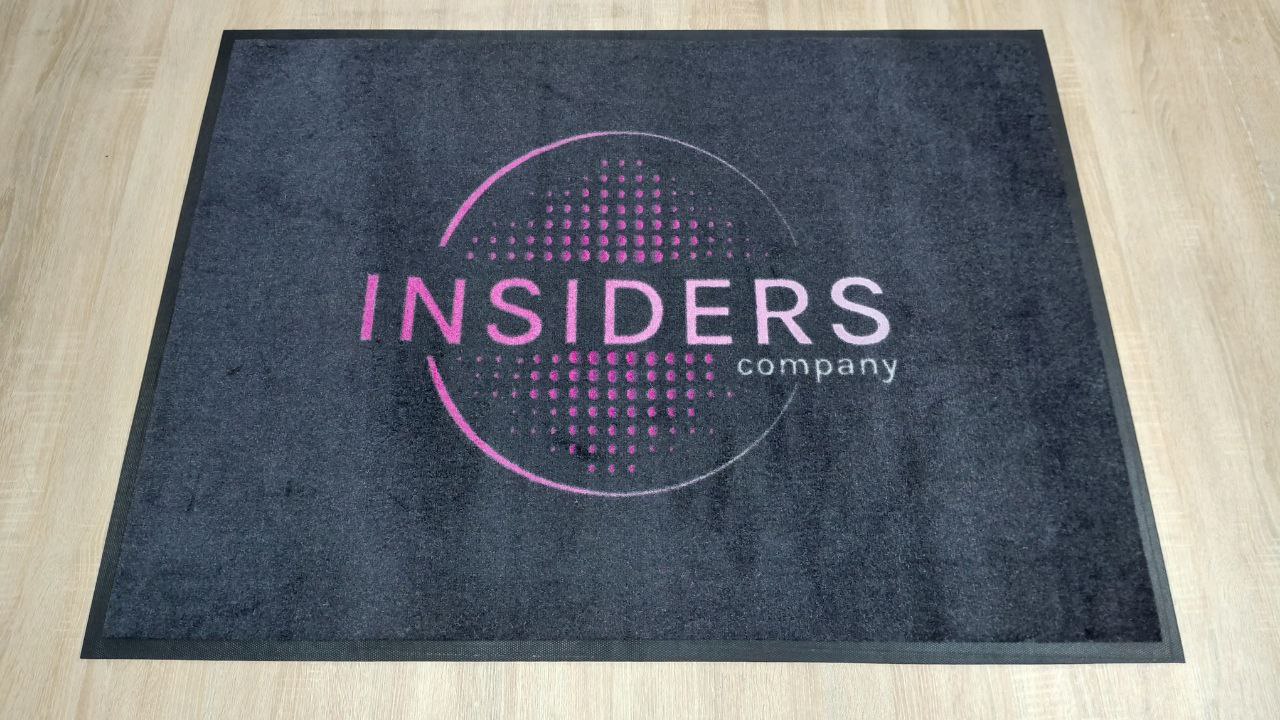 Килимок з рожевим логотипом Insiders Company