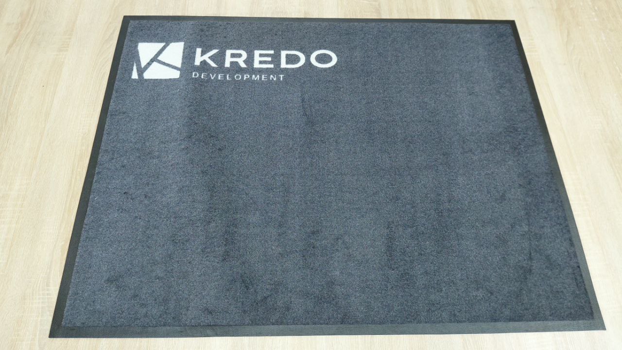 Сірий килимок з логотипом Kredo Development
