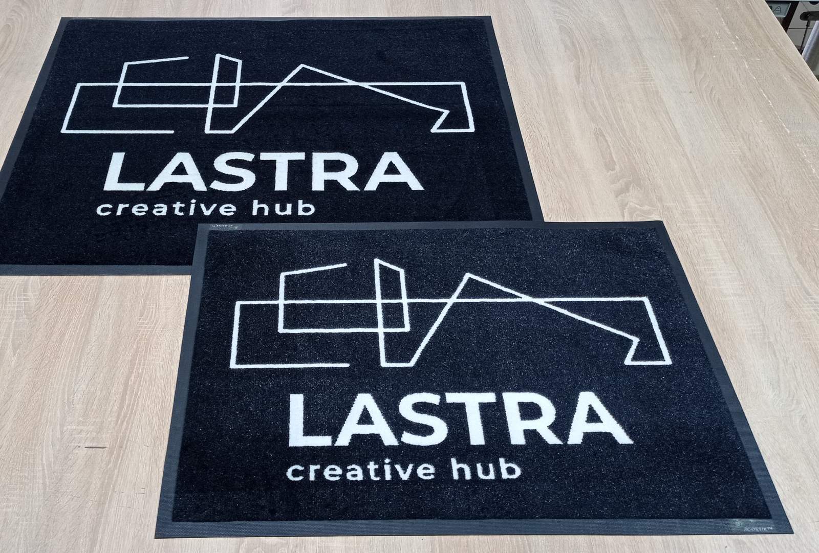 Комплект килимків з білим логотипом Lastra