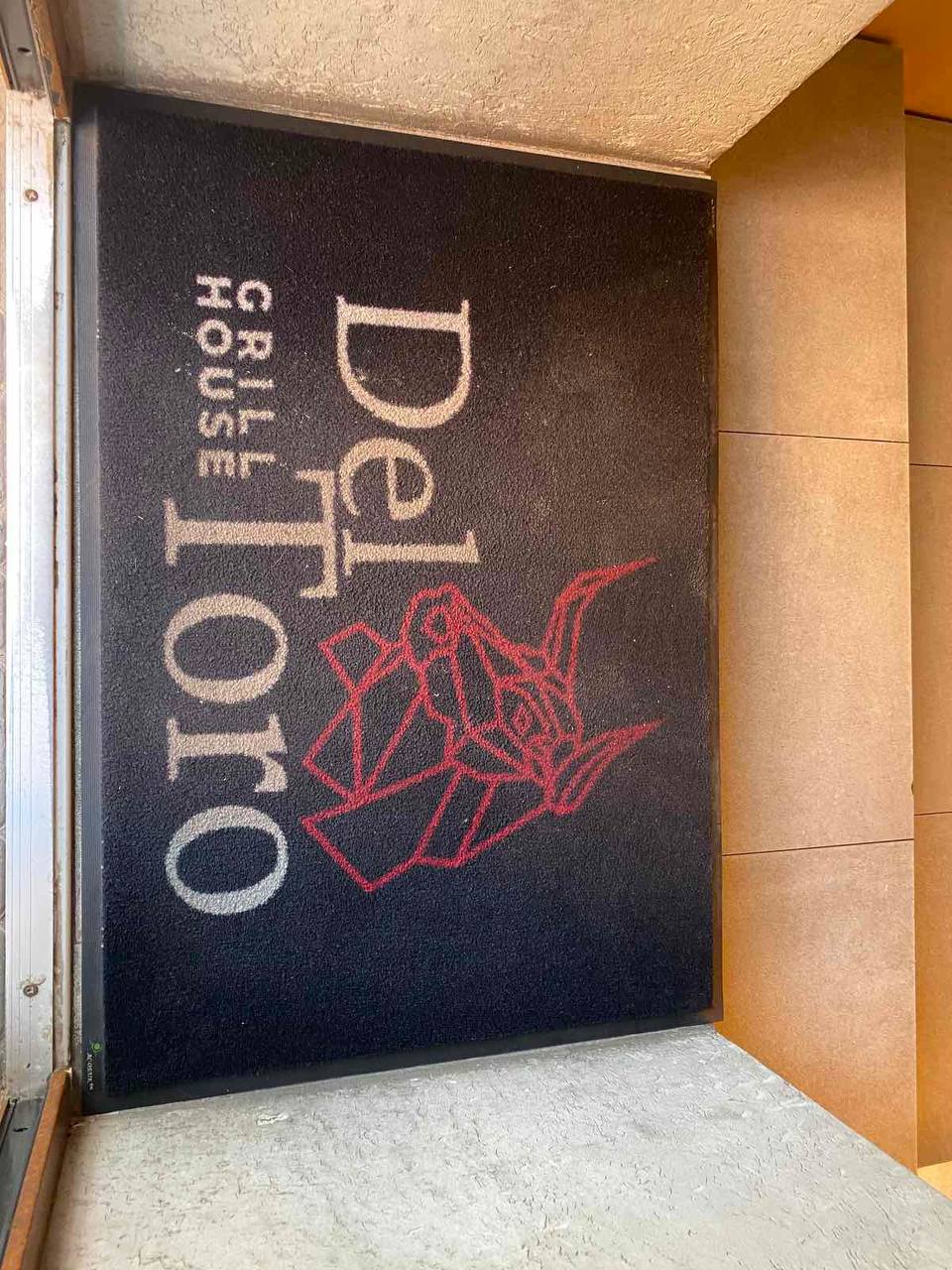 Чорний килимок з червоною графікою Del Toro Grill House