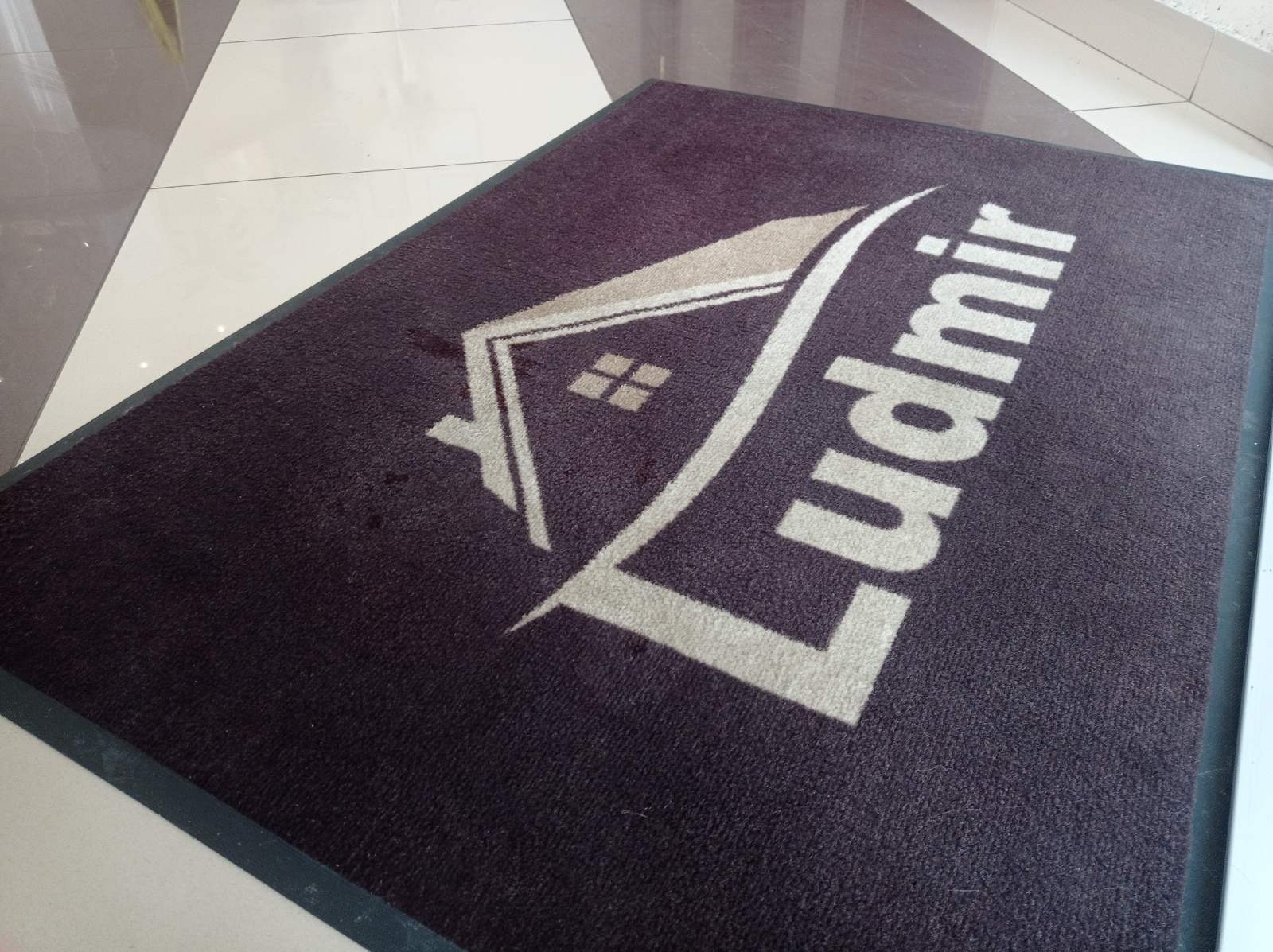 Фіолетовий килимок з контрастним логотипом udmini
