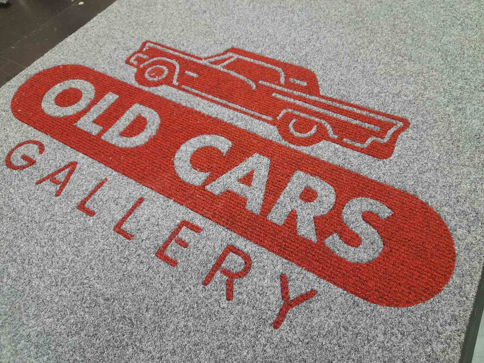 Сірий килимок з червоним логотипом Old Cars Gallery