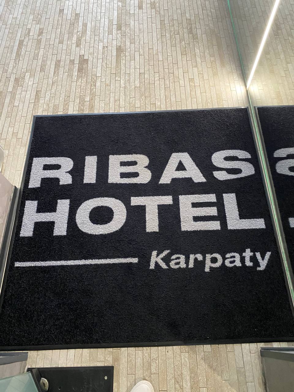 Чорний килимок Velur з білим логотипом Ribas Hotel Karpaty